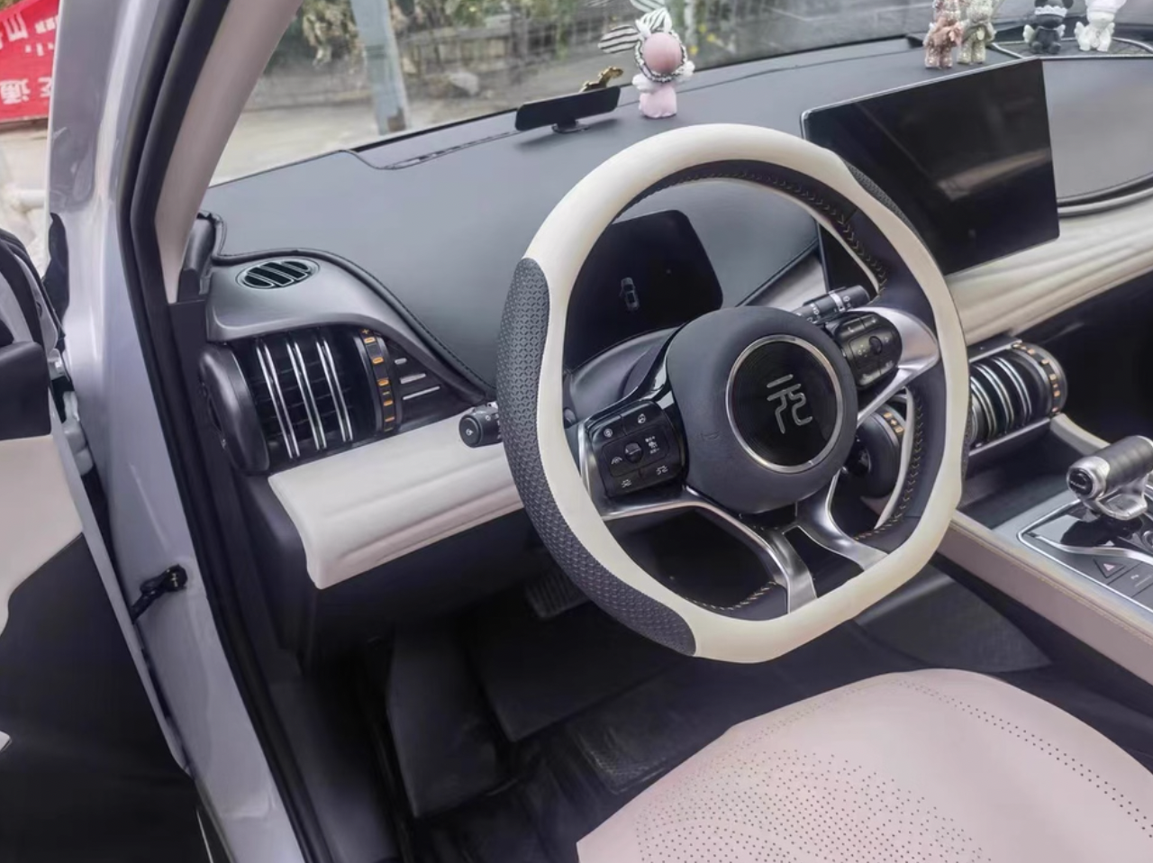 Xevaban.com ở 214 Giải Phóng là đơn vị chuyên cung cấp phụ kiện oto, đồ chơi oto, đồ chơi atto 3, phụ kiện atto 3, xevaban, 214 giải phóng, bọc vô lăng atto 3, ốp vô lăng atto 3, trang trí vô lăng atto 3, bọc da vô lăng atto 3.